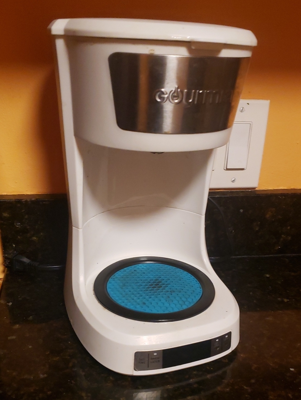 Gourmia White Single-Serve Coffee Maker with Blue Drip Mat
